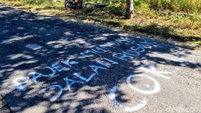 Jalan rusak di Ponorogo dicorat-coret