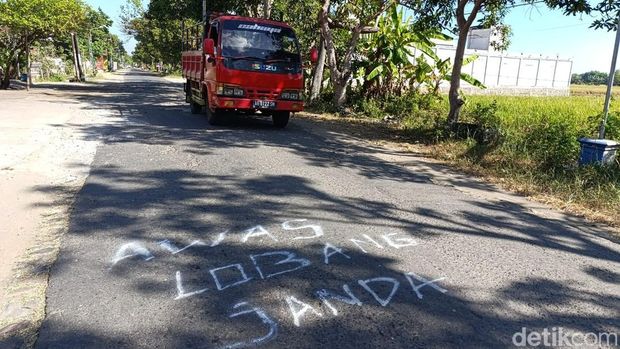 Jalan rusak di Ponorogo dicorat-coret
