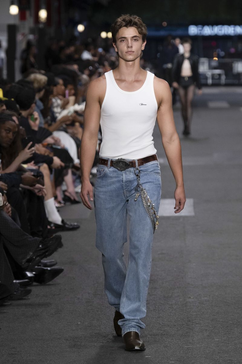 Jayden Federline berjalan di runway*dalam peragaan busana pria Vetements koleksi Musim Semi/Musim Panas 2027 sebagai bagian dari Paris Fashion Week pada 26 Juni 2026 di Paris, Prancis.