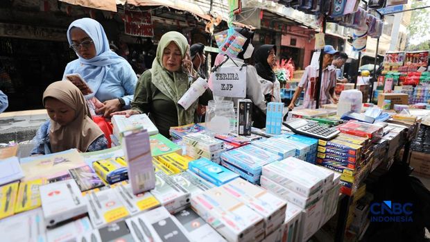 Jelang tahun ajaran baru, pedagang alat tulis mulai menjamur di Pasar Pagi Asemka, Tambora, Jakarta, Senin (29/6/2026). (CNBC Indonesia/Tri Susilo) Jelang tahun ajaran baru, pedagang alat tulis mulai menjamur di Pasar Pagi Asemka, Tambora, Jakarta, Senin (29/6/2026). (CNBC Indonesia/Tri Susilo)