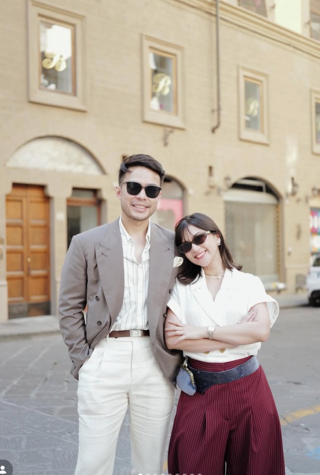 Pose bareng suami, Yakup Hasibuan, penampilan keduanya terlihat serasi. Jessica memadukan atasan putih dengan celana panjang merah marun. Foto: Instagram/@jscmila