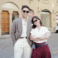 Pose bareng suami, Yakup Hasibuan, penampilan keduanya terlihat serasi. Jessica memadukan atasan putih dengan celana panjang merah marun. Foto: Instagram/@jscmila