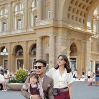Putri kecil Jessica, Kyarra, juga terlihat ikut. Penampilan menggemaskan Kyarra tak kalah curi atensi. Foto: Instagram/@jscmila