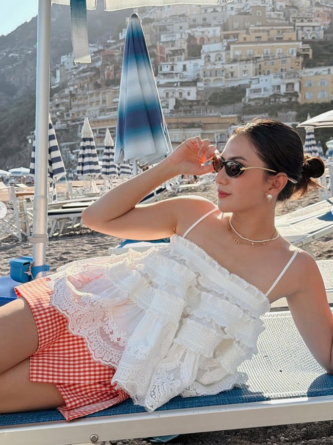 Inspirasi OOTD Liburan ala Jessica Mila di Italia: Simple tapi Tetap Elegan