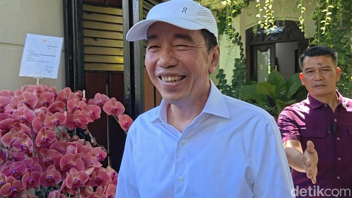 Jokowi di kediamannya di Sumber, Banjarsari, Solo, Senin (29/6/2026).