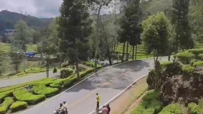 Jukir liar di Ciwidey, Bandung.
