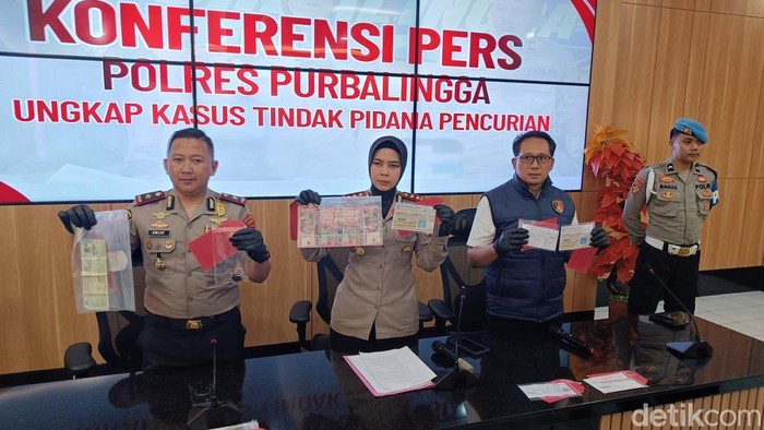 Kapolres Purbalingga, AKBP Anita Indah Setyaningrum (tengah) menunjukkan barang bukti kasus pencurian yang terjadi di wilayah Desa Kelapa Sawit, Kabupaten Purbalingga, Senin (29/6/2026).