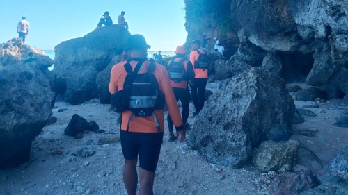 Kantor Pencarian dan Pertolongan Denpasar mencari dua pria hilang akibat terseret arus di Pantai Greenbowl, Desa Ungasan, Kecamatan Kuta Selatan, Badung, Senin (29/6/2026). (Dok. Kantor SAR Denpasar)