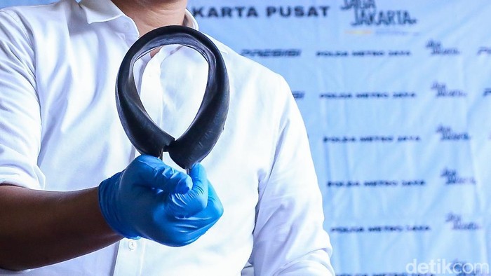 Polisi membongkar dugaan penyekapan tiga karyawan percetakan di Senen, Jakarta Pusat, Senin (29/6/2026). Tujuh orang ditangkap, termasuk pemilik usaha yang diduga terlibat.