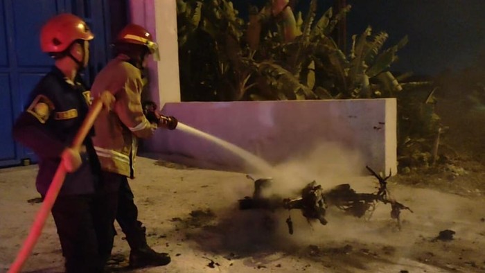 Petugas Damkar Boyolali, memadamkam api yang membakar motor di Banyudono, Boyolali.