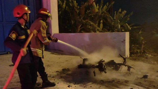 Petugas Damkar Boyolali, memadamkam api yang membakar motor di Banyudono, Boyolali.