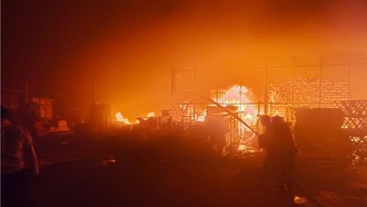 Gudang di Cakung Kebakaran, Api Berkobar