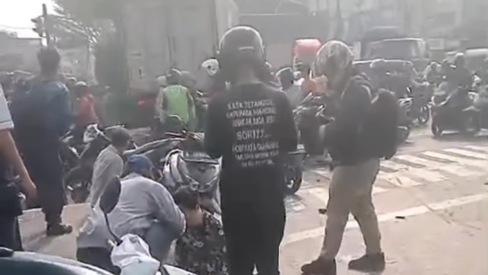 Sebuah truk diduga mengalami rem blong menabrak sejumlah motor di Jalan Cut Meutia, Kota Bekasi, tepatnya di perempatan Unisma, pagi tadi. Akibatnya, satu orang meninggal dunia dan lima lainnya luka-luka.