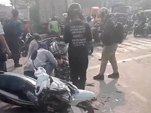 Video Truk Tabrak Sejumlah Motor di Simpang Unisma Bekasi, Korban Bergeletakan