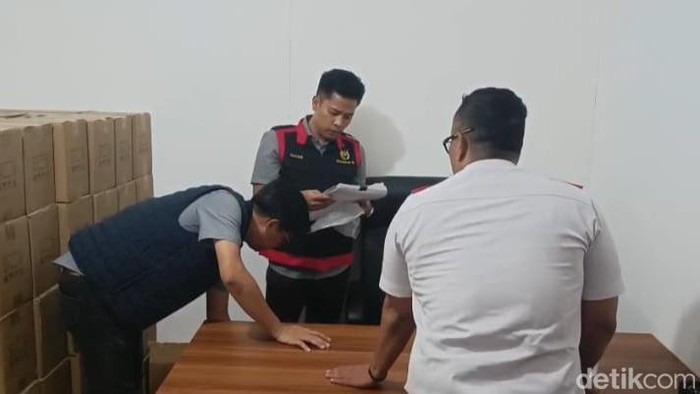 Kejari Palembang menggeledah kantor Dishub Palembang terkait dugaan korupsi anggaran pengadaan lampu jalan