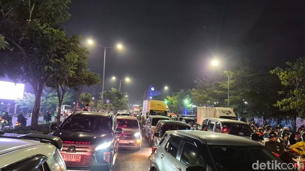 Kemacetan parah terjadi di Jalan Sultan Alauddin dan AP Pettarani Makassar akibat demo mahasiswa.
