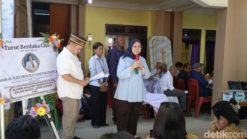 Dirjen SDMK Kemenkes RI, dr. Yuli Farianti, saat memberikan sambutan mewakili Menkes di rumah duka di Kupang, Senin (29/6/2026).