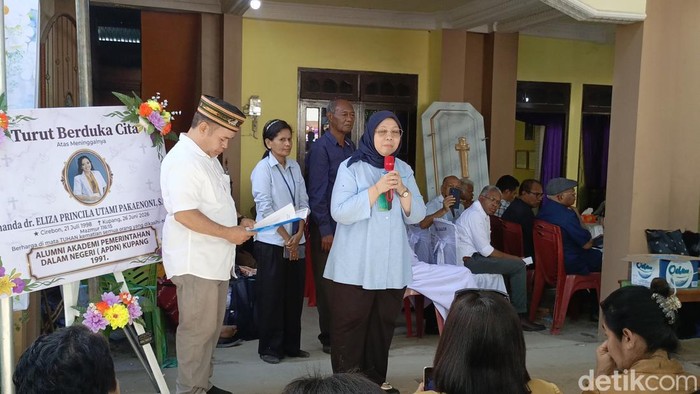 Dirjen SDMK Kemenkes RI, dr. Yuli Farianti, saat memberikan sambutan mewakili Menkes di rumah duka di Kupang, Senin (29/6/2026).