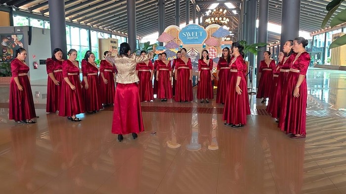 Keterangan Foto: -Penampilan kontingen Pesparawi Kepri di bandara Soekarno-Hatta usai gagal berangkat ke Manokwari (dok Ria)