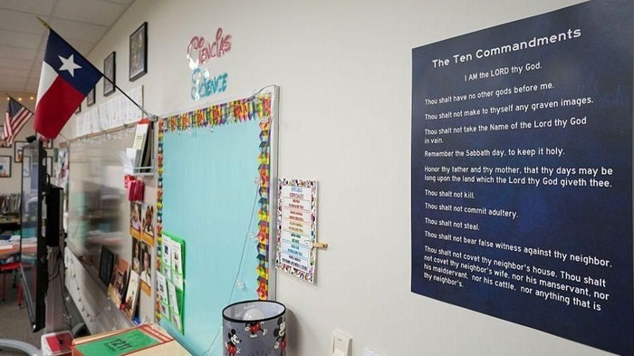 Poster bertuliskan 10 Perintah Tuhan dipajang di sebuah ruang kelas di Texas, AS (AFP via Getty Images)