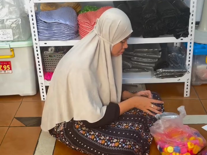 Kisah viral pebisnis sukses yang raih untung dari jual tutup botol plastik. Bukti ide usaha sederhana di sekitar kita bisa jadi sumber rezeki yang menjanjikan.