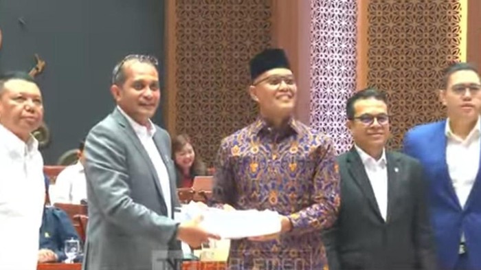 Komisi I DPR rapat kerja dengan pemerintah terkait RUU Keamanan dan Ketahanan Siber. Dalam kesempatan itu, fraksi-fraksi Komisi I DPR menyerahkan daftar inventarisasi masalah atau DIM RUU tersebut ke pemerintah sebagai pihak yang menginisiasi, Senin 