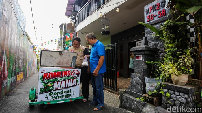 Warga menyetorkan sampah organik ke gerobak listrik Kompos Keliling (Komling) di Gandaria Utara, Jakarta Selatan, Senin (29/6/2026). Program berbasis masyarakat tersebut memudahkan pengumpulan limbah organik langsung dari rumah untuk diolah menjadi kompos.