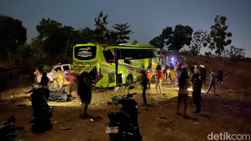 Kondisi Bus Lava usai alami kecelakaan di Dompu NTB, Minggu (28/6/2026) malam.