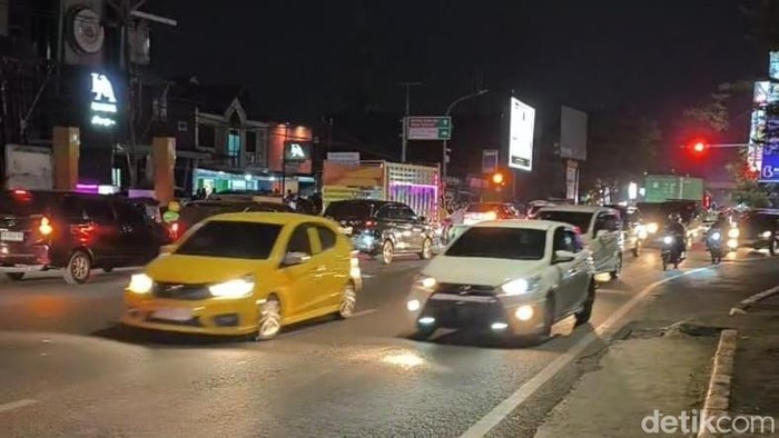 Massa mahasiswa di Makassar membubarkan diri setelah bentrokan dengan pengemudi ojol.