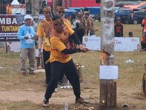 Tradisi Maneweng, Manetek, dan Manyila Kayu Suku Dayak