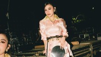 Mahalini juga gak menampik suka makeup sendiri demi penampilan manggung makin paripurna. Aku kalau makeup sendiri kan aku tahu wajah aku, tahu bentukannya, matanya kayak gimana. Aku juga kalau di-makeupin suka, suka kasih tahu minta matanya begini ya, ujarnya. (Foto: dok Instagram panggungnyalini)