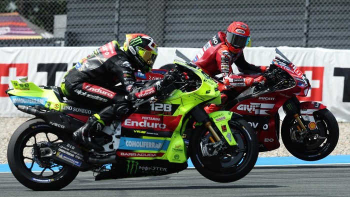 MotoGP - Grand Prix of Netherlands - TT Circuit Assen, Assen, Netherlands - June 28, 2026 Ducati Lenovo Teams Marc Marquez and Pertamina Enduro VR46 Racing Teams Fabio Di Giannantonio in action during the MotoGP race REUTERS/Omar Havana