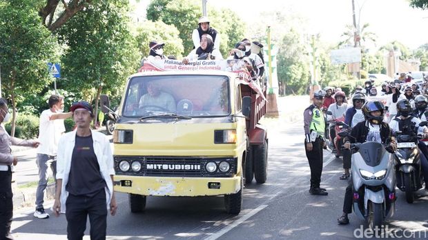 Massa demo depan DPRD minta MBG dilanjutkan.