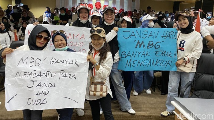 Massa demo depan DPRD minta MBG dilanjutkan.