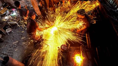 Menjaga Warisan Leluhur Lewat Pembuatan Keris Pusaka