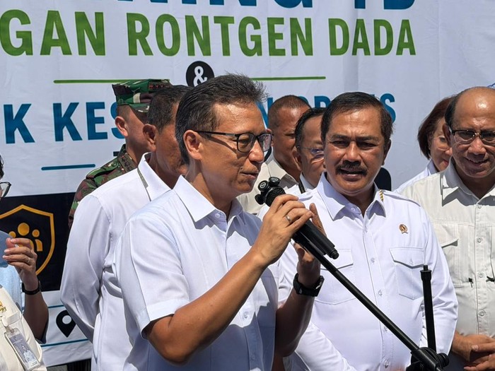 Menkes Budi Gunadi Sadikin dan Menteri Imipas Agus Andrianto dalam pemeriksaan kesehatan bagi tahanan di Nusakambangan (Devi/detikcom)