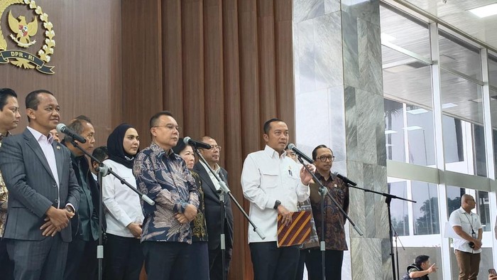 Mensesneg Prasetyo Hadi usai rapat koordinasi dengan pemerintah terkait penguatan fiskal dan moneter di kompleks parlemen, Senin (29/6/2026).
