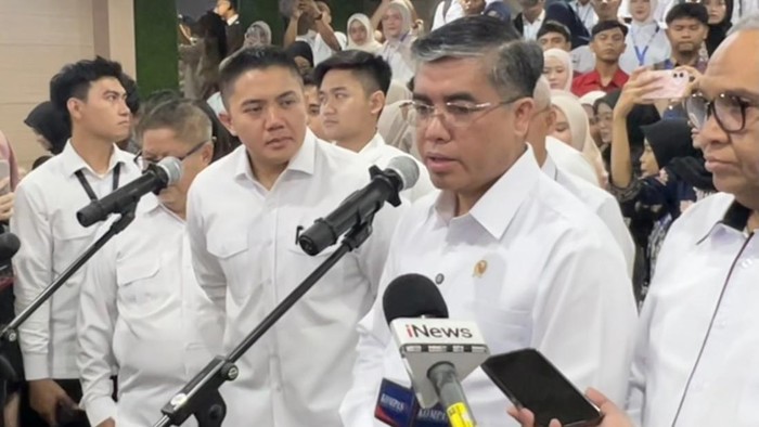 Menteri Ketenagakerjaan (Menaker) Yassierli dan Sekretaris Kabinet (Seskab) Teddy Indra Wijaya