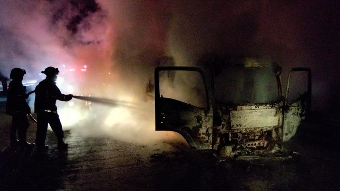 Elf terbakar di Tol Solo-Sragen, Senin (29/6/2026) dini hari tadi.