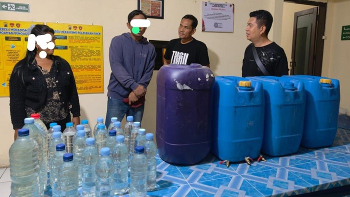 Polsek Pedurungan, Kota Semarang, saat mendapati L menjual ciu bekonang di rumahnya. Foto diunggah Senin (29/6/2026).