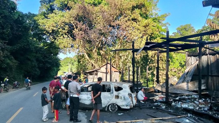 Mobil dan kios terbakar usai ditabrak truk di Kolaka, Sultra.