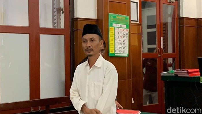 Moh Faisol usai menjalani sidang perdana di Ruang Kartika PN Surabaya