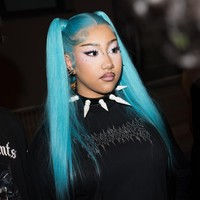 Makin Nyentrik, North West Pamer Tindikan di Bibir saat Nonton Fashion Show