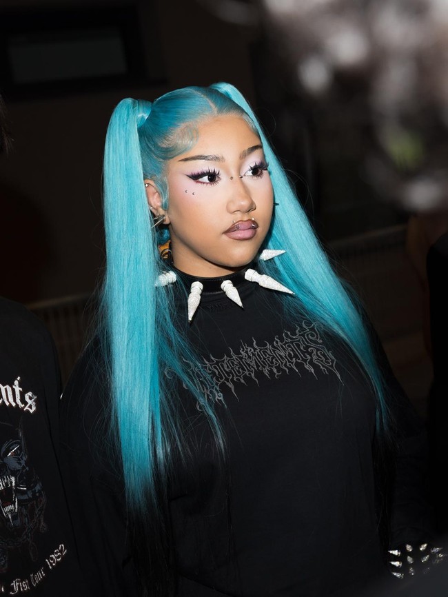 Makin Nyentrik, North West Pamer Tindikan di Bibir saat Nonton Fashion Show