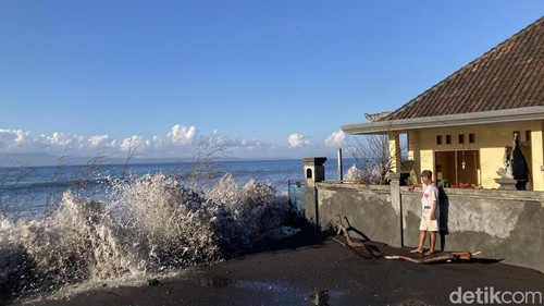 Ombak besar menerjang rumah warga di pesisir pantai Monggalan, Desa Kusamba, Kecamatan Dawan, Klungkung, Bali, Senin (29/6/2026).