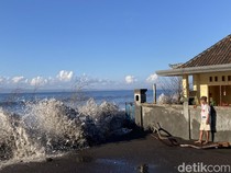 Video Abrasi Kian Parah, Rumah Warga di Pantai Monggalan Dihantam Ombak Besar