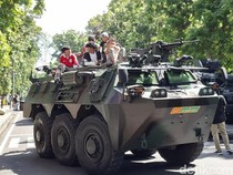 Warga Rebutan Naik Panser Anoa Kopassus di Depan Kantor Gubernur NTB