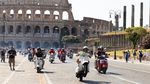 Parade Vespa Meriahkan Perayaan 80 Tahun Skuter Ikonik di Roma