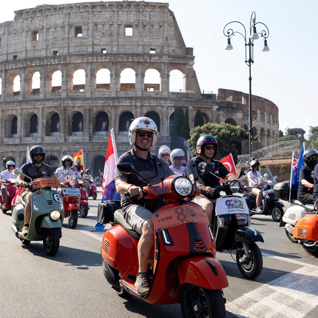 Parade Vespa Meriahkan Perayaan 80 Tahun Skuter Ikonik di Roma