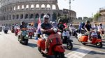 Parade Vespa Meriahkan Perayaan 80 Tahun Skuter Ikonik di Roma